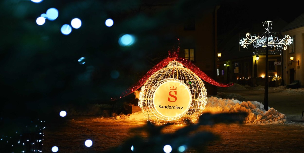 Taka bombka zdobiła w poprzednim okresie świątecznym Rynek Starego Miasta  w Sandomierzu.
