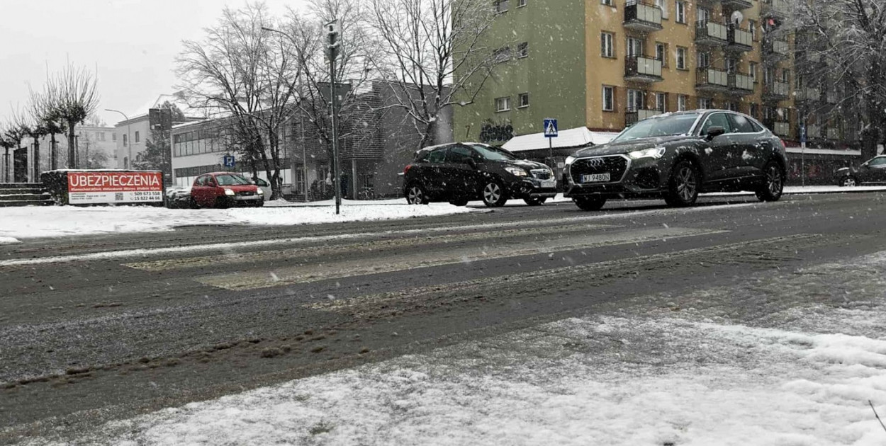 Opady śniegu i sytuacja na drogach w mieście