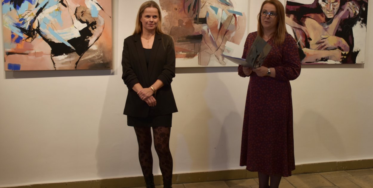 Katarzyna Sołtys i Agnieszka Hała, dyrektorka BWA w czasie wernisażu wystawy "Refleksje"