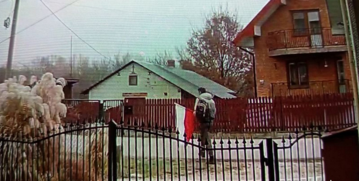 Zatrzymano podejrzanego o kradzież flagi. Fot. Policja Świętokrzyska