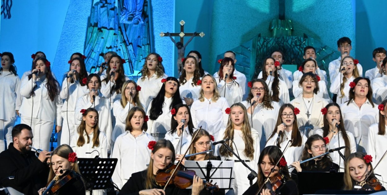 Tegoroczna edycja wydarzenia odbywała się pod hasłem „Wszystko mogę w Tym, który mnie umacnia” i – jak podkreślają organizatorzy – połączyła w sobie duchowość, sztukę i realną pomoc potrzebującym.