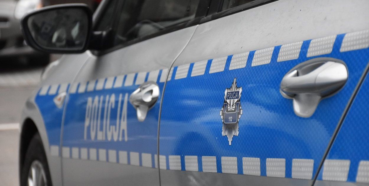 Dwaj młodzi mieszkańcy powiatu stalowowolskiego odpowiedzą przed sądem za uszkodzenie miejskiej instalacji przestrzennej na Placu Wolności w Nisku.