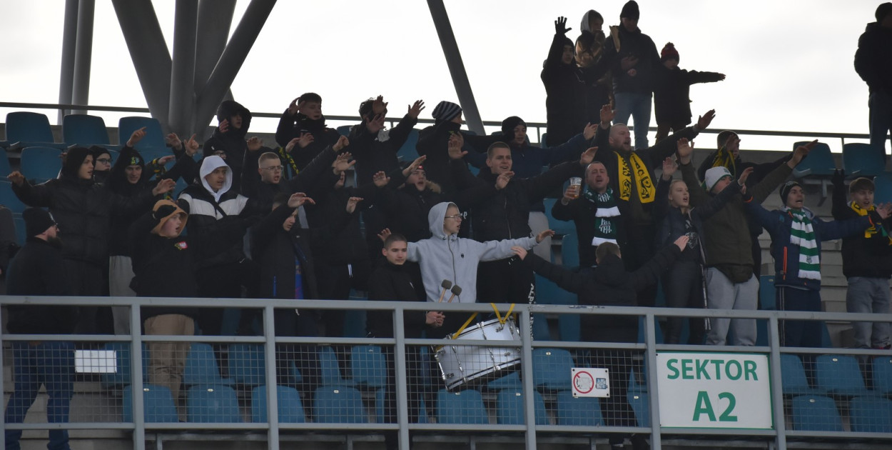 Zapraszamy do obejrzenia galerii zdjęć kibiców z meczu Siarki Tarnobrzeg ze Świdniczanką Świdnik.
