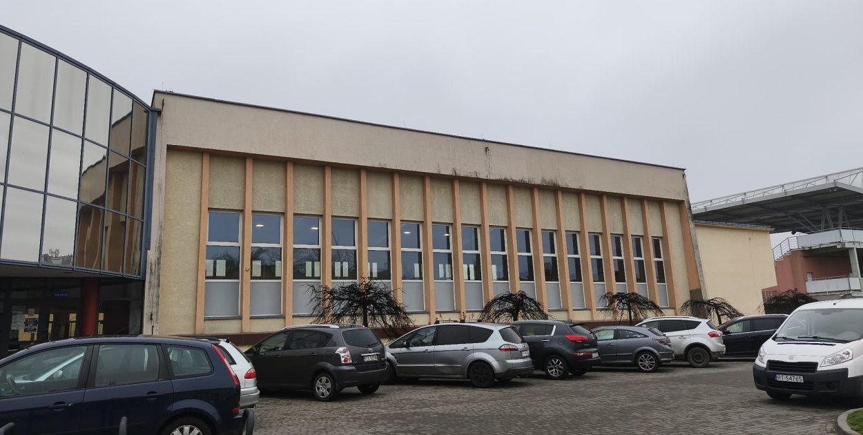 W jakim stanie technicznym jest mała hala sportowa MOSiR przy al. Niepodległości w Tarnobrzegu?