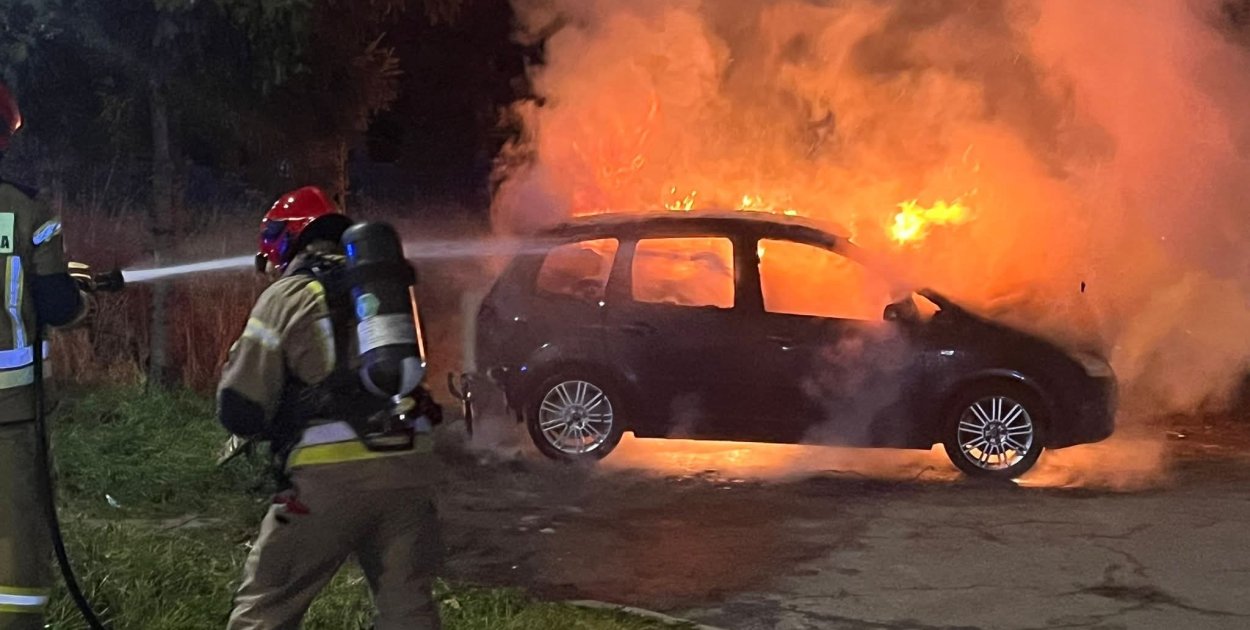 Pożar samochodu na osiedlu Serbinów. Fot. Tarnobrzeg 112