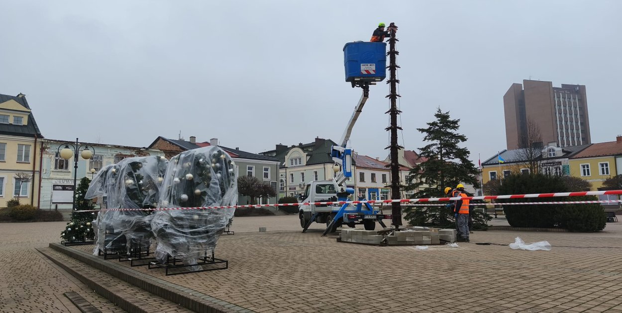 Na Placu Bartosza Głowackiego w Tarnobrzegu trwa montaż świątecznej choinki miejskiej.