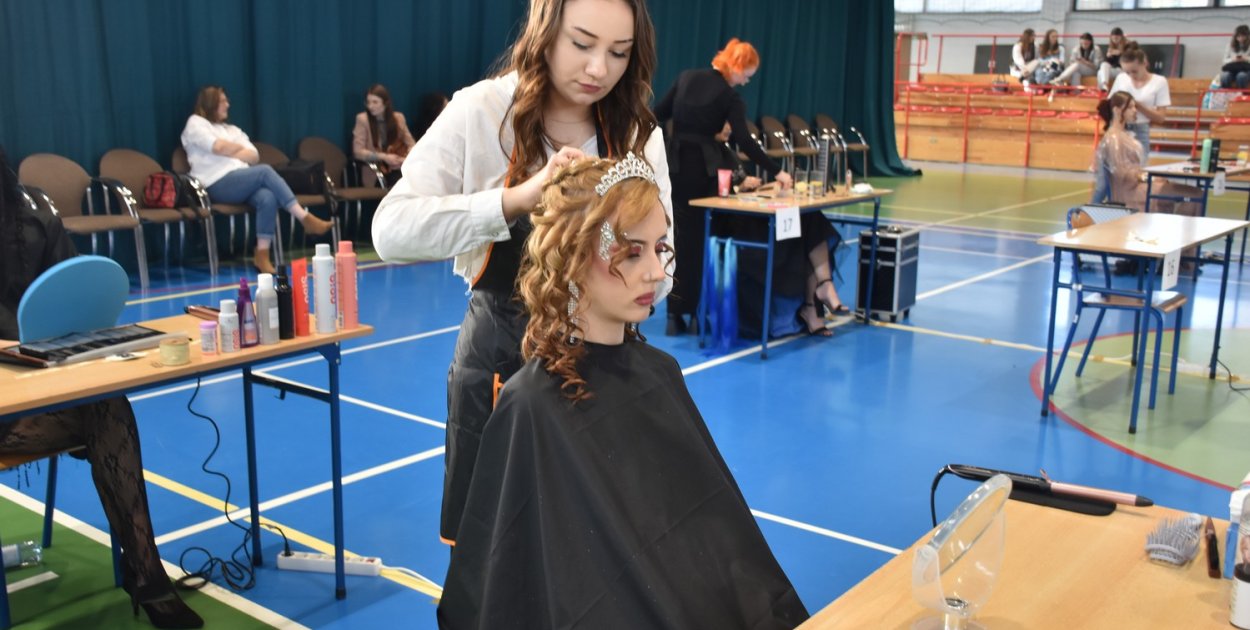 W Zespole Szkół nr 1 w Tarnobrzegu, popularnie nazywanym „Prymasówką”, odbył się kolejny konkurs fryzjerski dla uczniów techników i szkół branżowych.