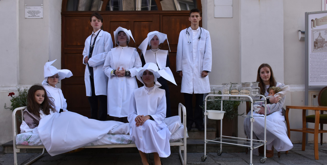 Wspomnienie szpitala na Starym Mieście — corocznie ożywiane przez młodzież w Żywych Witrynach Historii.