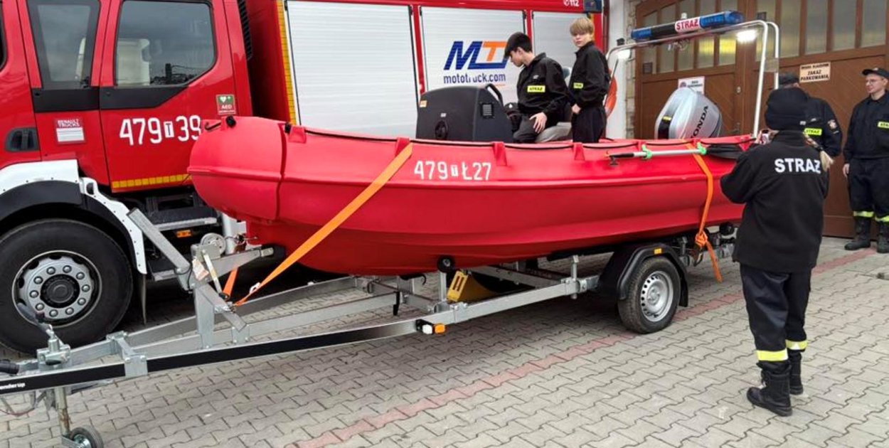 Łódź  płaskodenna trafiła do jednostki OSP w Zawichoście. Fot. Facebook/Michał Skotnicki