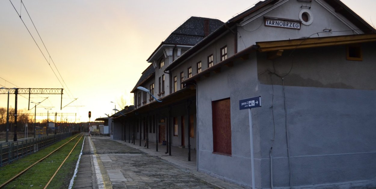 Remont dworca PKP w Tarnobrzegu od lat pozostaje tematem kontrowersji i spekulacji.
