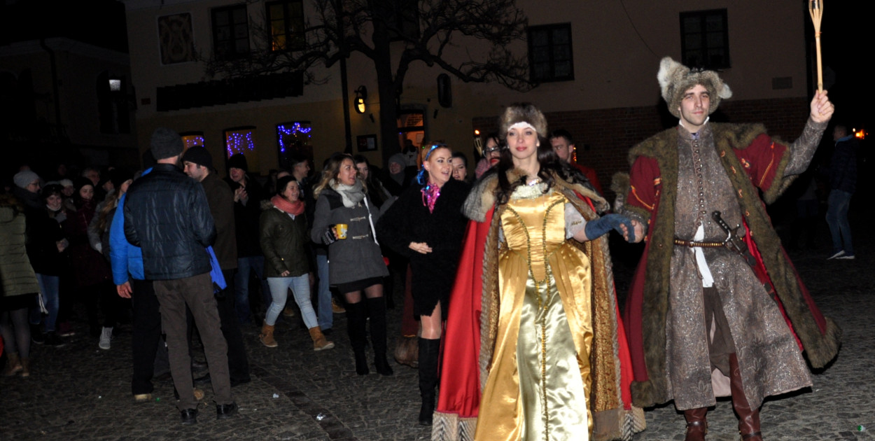 Po północy uczestnicy zabawy zatańczą poloneza, którego poprowadzi Chorągiew Rycerstwa Ziemi Sandomierskiej .  