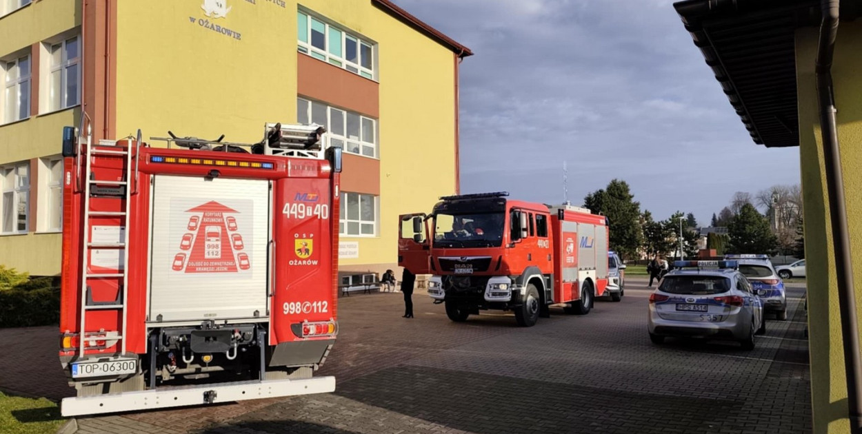 Ewakuacja szkoły w Ożarowie. Fot. OSP Ożarów