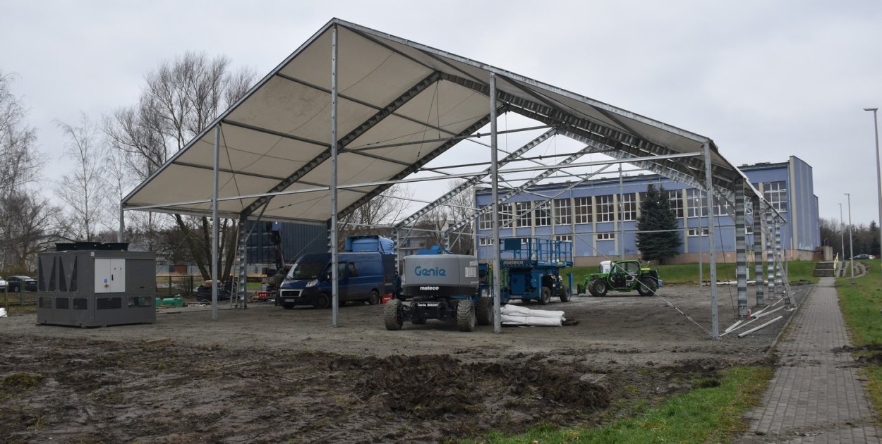 W Tarnobrzegu powstaje nowe lodowisko, które już wkrótce stanie się zimową atrakcją dla mieszkańców miasta.