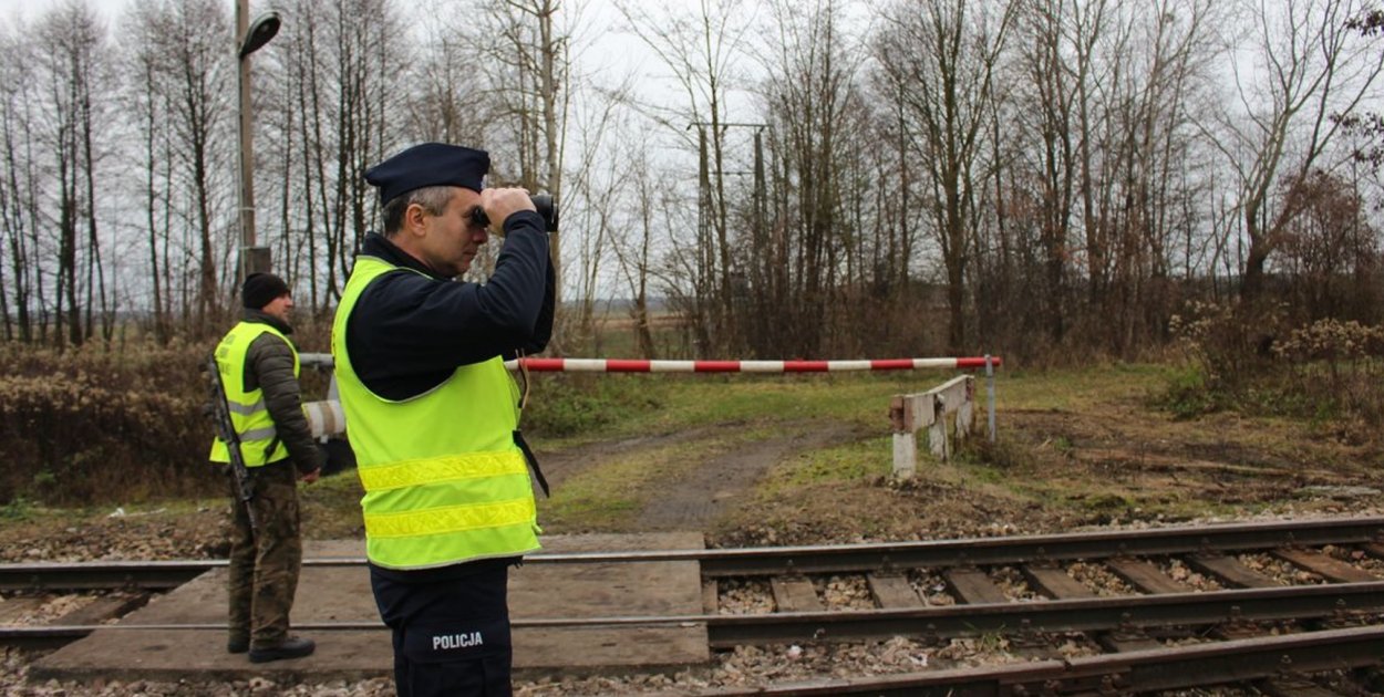 Tarnobrzescy policjanci od kilku tygodni intensyfikują patrole na terenach kolejowych miasta i powiatu. Fot. KMP Tarnobrzeg
