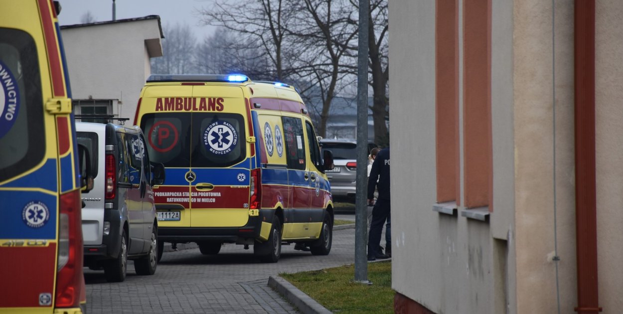 W poniedziałek, 15 grudnia, do Szkoły Podstawowej nr 7 w Tarnobrzegu-Mokrzyszowie uczeń przyszedł z niebezpiecznym przedmiotem. Na miejsce wezwano służby.