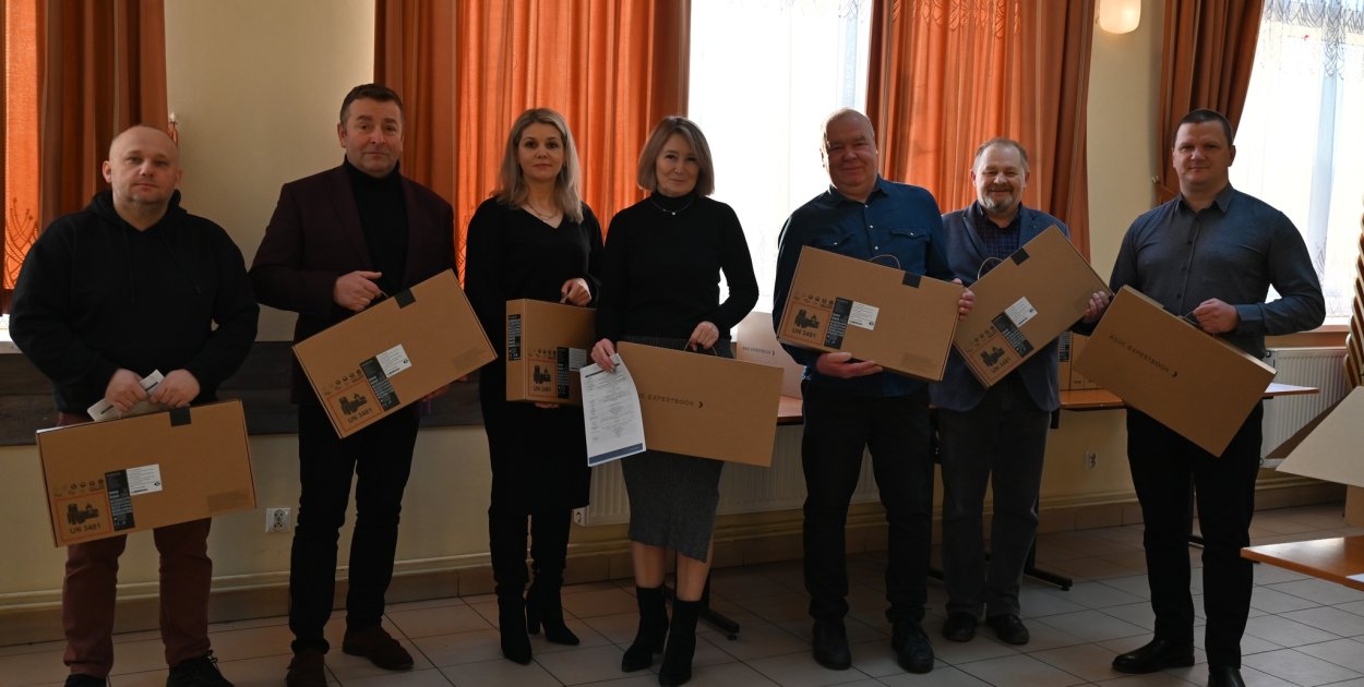 Szkoły podstawowe prowadzone przez gminę Gorzyce otrzymały pierwszą partię nowoczesnego sprzętu komputerowego. Fot. Gmina Gorzyce