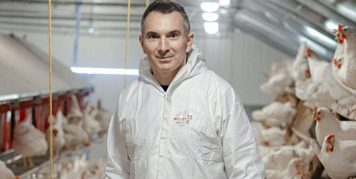 Łukasz Wilk – były trener piłki nożnej – zamienił boisko na kurnik i od zera zbudował markę, która zmieniła nie tylko jego życie, ale i lokalny rynek.