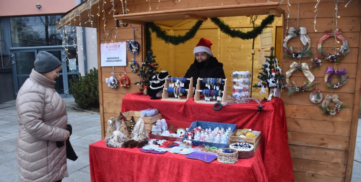 Samorządowy Ośrodek Kultury w Nowej Dębie zaprasza mieszkańców i gości na Jarmark Bożonarodzeniowy.