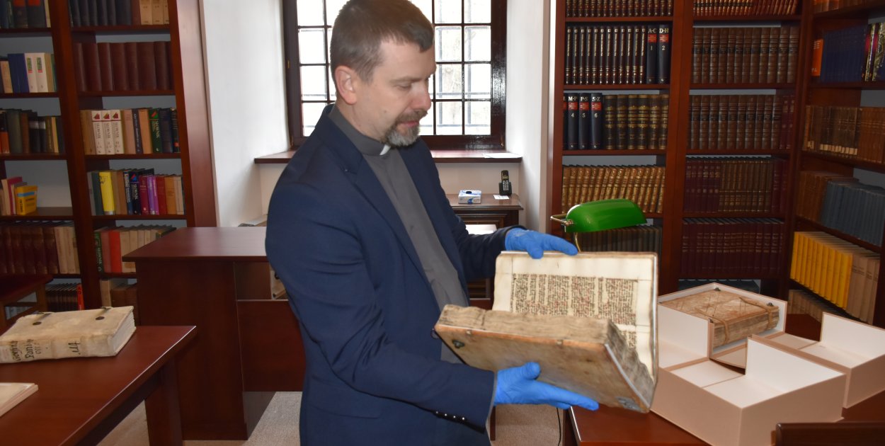 Ks. dr Piotr Tylec prezentuje jeden z rękopisów.
