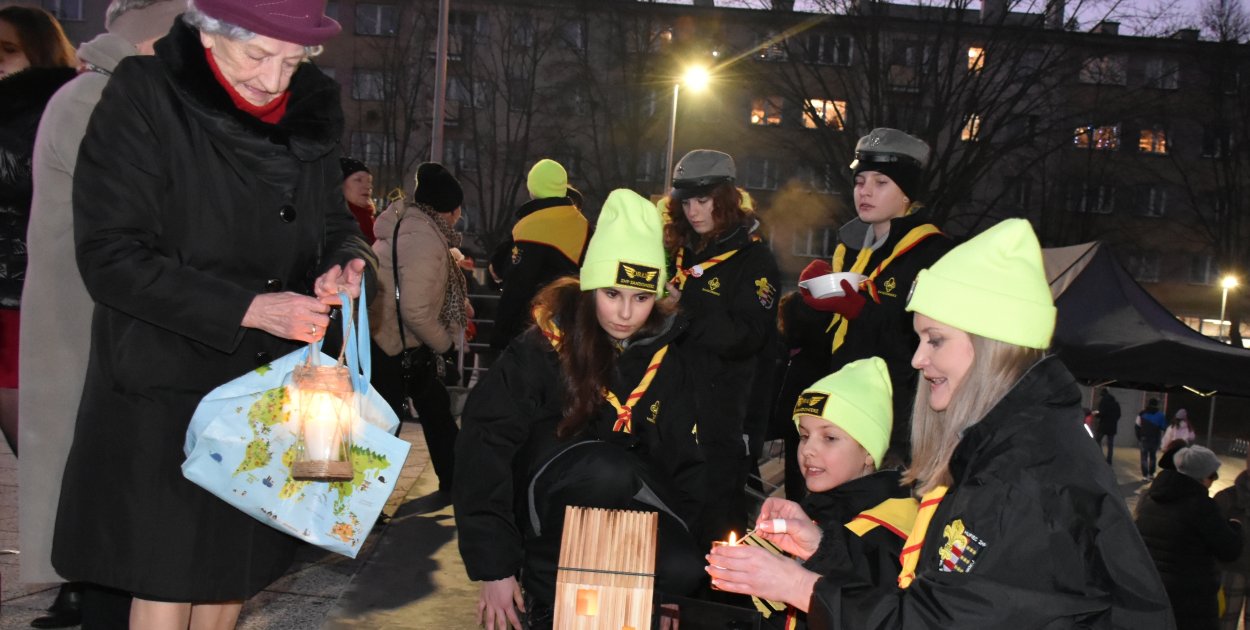 Podczas Wigilii Miejskiej harcerze dzielili się z mieszkańcami miasta Betlejemskim Światłem Pokoju.