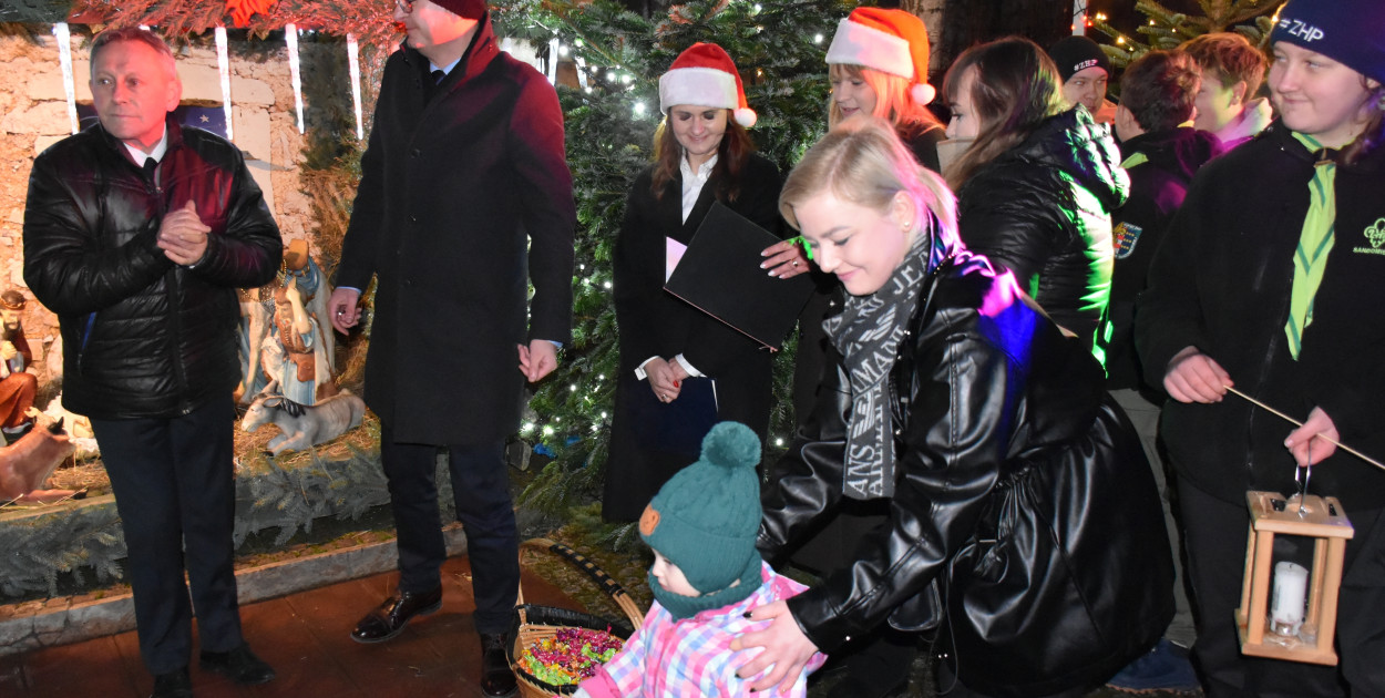 Spotkanie przy bożonarodzeniowej szopce na osiedlu przy ul. Baczyńskiego.  