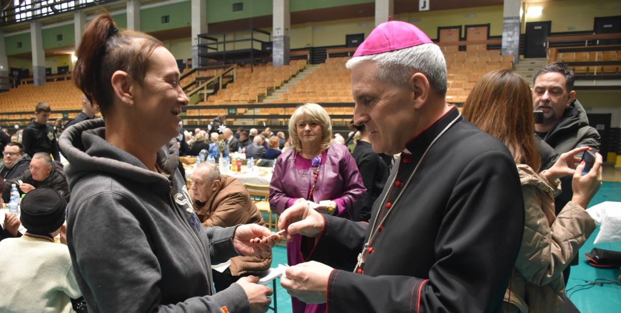 W hali Miejskiego Ośrodka Sportu i Rekreacji przy al. Niepodległości w Tarnobrzegu odbyła się Wigilia Miejska 2025.