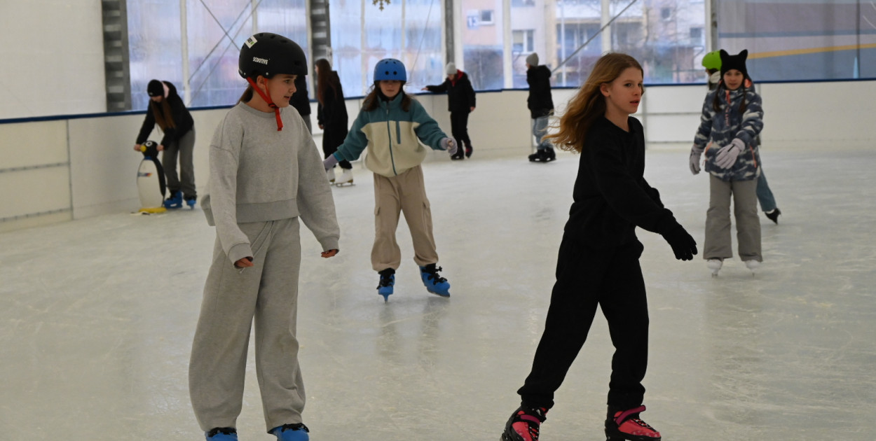W Tarnobrzegu wystartował sezon zimowy na lodzie. W poniedziałek, 22 grudnia, nastąpiło oficjalne otwarcie lodowiska.