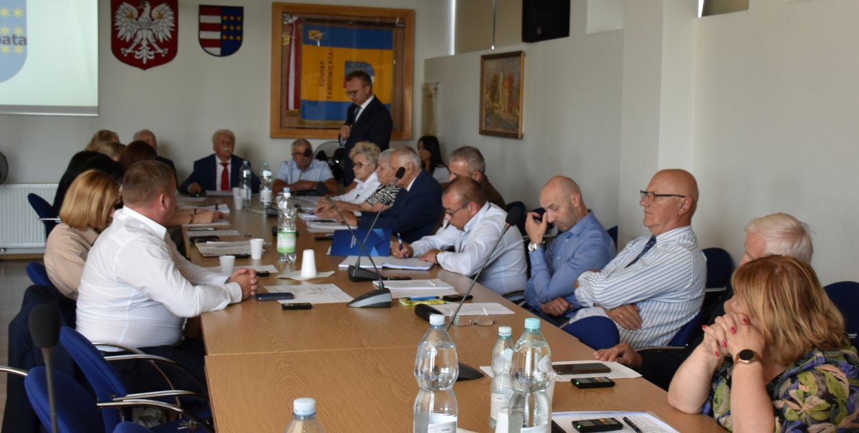 Jedna z poprzednich sesji Rady Powiatu Sandomierskiego.