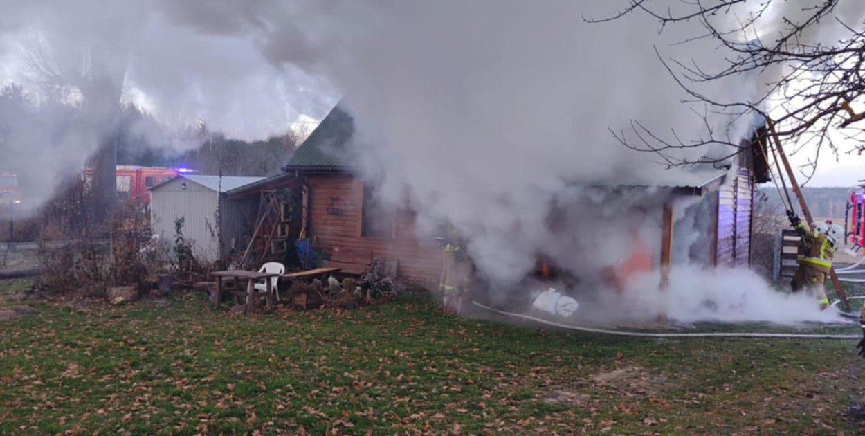 Płonie domek wypoczynkowy pod Staszowem. W akcji sześć zastępów straży [ZDJĘCIA]