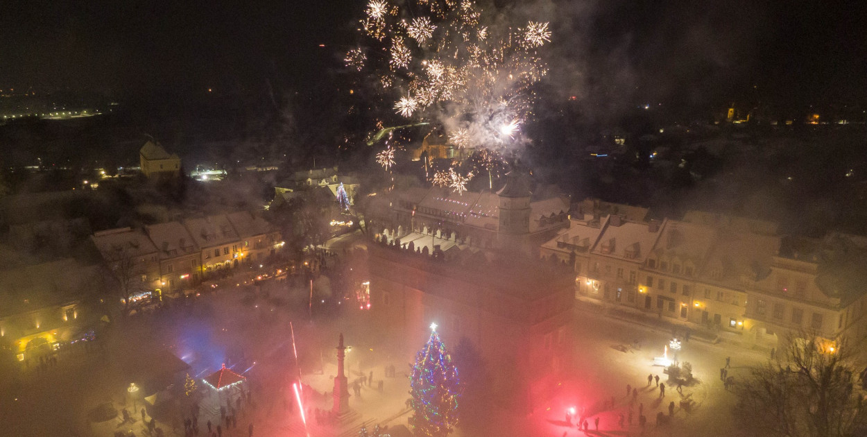 Noc sylwestrowa na Rynku Starego Miasta w Sandomierzu.   