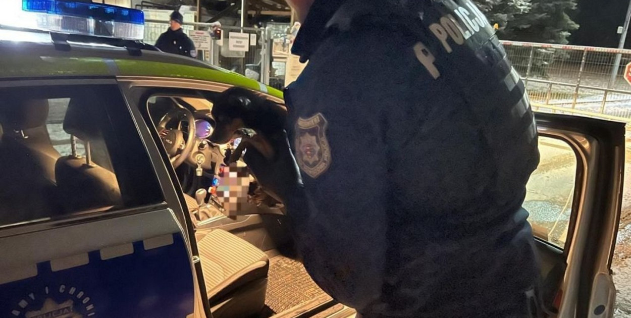 Policjanci ratowali wystraszonego psa w sylwestrową noc. Fot. Policja Sandomierz