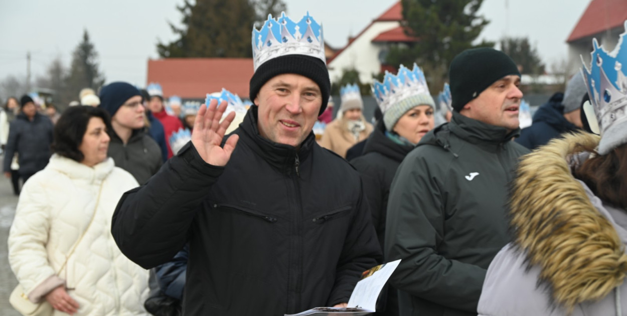 Ulicami Nowej Dęby przeszedł w tym roku Orszak Trzech Króli, który – podobnie jak w ubiegłych latach – zgromadził licznych mieszkańców parafii pw. Matki Bożej Królowej Polski.
