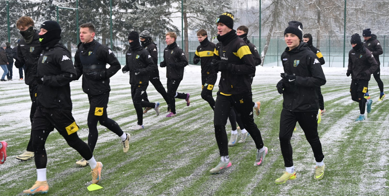 Piłkarze Siarki Tarnobrzeg zakończyli urlopy i w środę, 7 stycznia, spotkali się na pierwszych zajęciach w nowym roku.