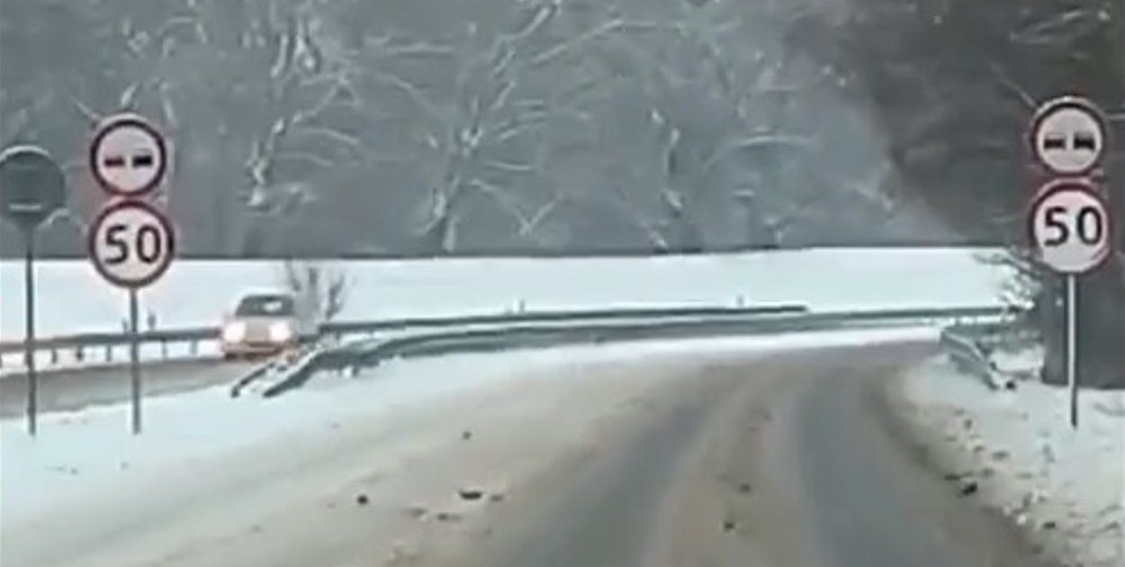 Dla wielu kierowców zaskoczeniem jest ustawione przed jednym z zakrętów na ul. Wisłostrada w Tarnobrzegu znaki o ograniczeniu prędkości do 50 km/h. Jaki jest tego powód?