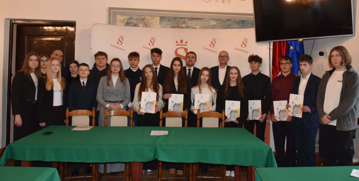 Członkowie Młodzieżowej Rady Miasta Sandomierza z Pawłem Niedźwiedziem, Piotrem Chojnackim i Tomaszem Malinowskim, naczelnikiem Wydziału Organizacyjnego w magistracie.