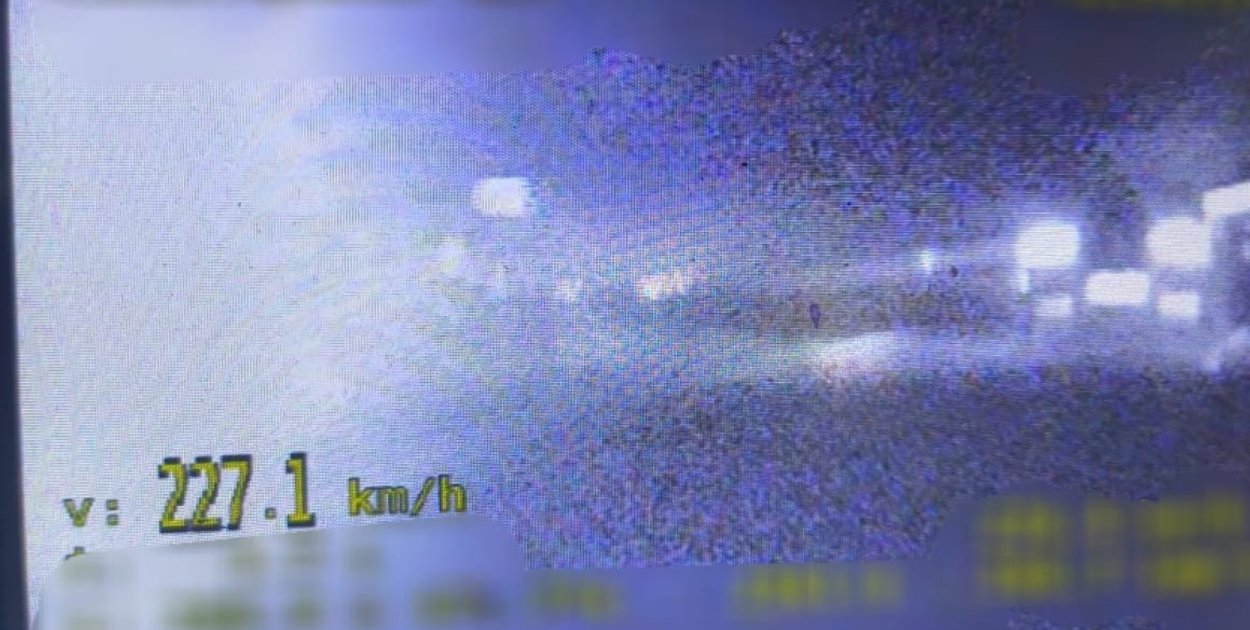 Ponad 220 km/h na liczniku i brak uprawnień do kierowania. Tak wyglądała "przejażdżka" 52-latka z Krakowa, którą przerwali policjanci z Niska.