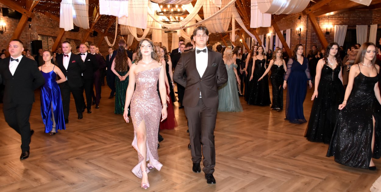 Elegancja i młodzieńcza radość – studniówka sandomierskiego "Rolnika"