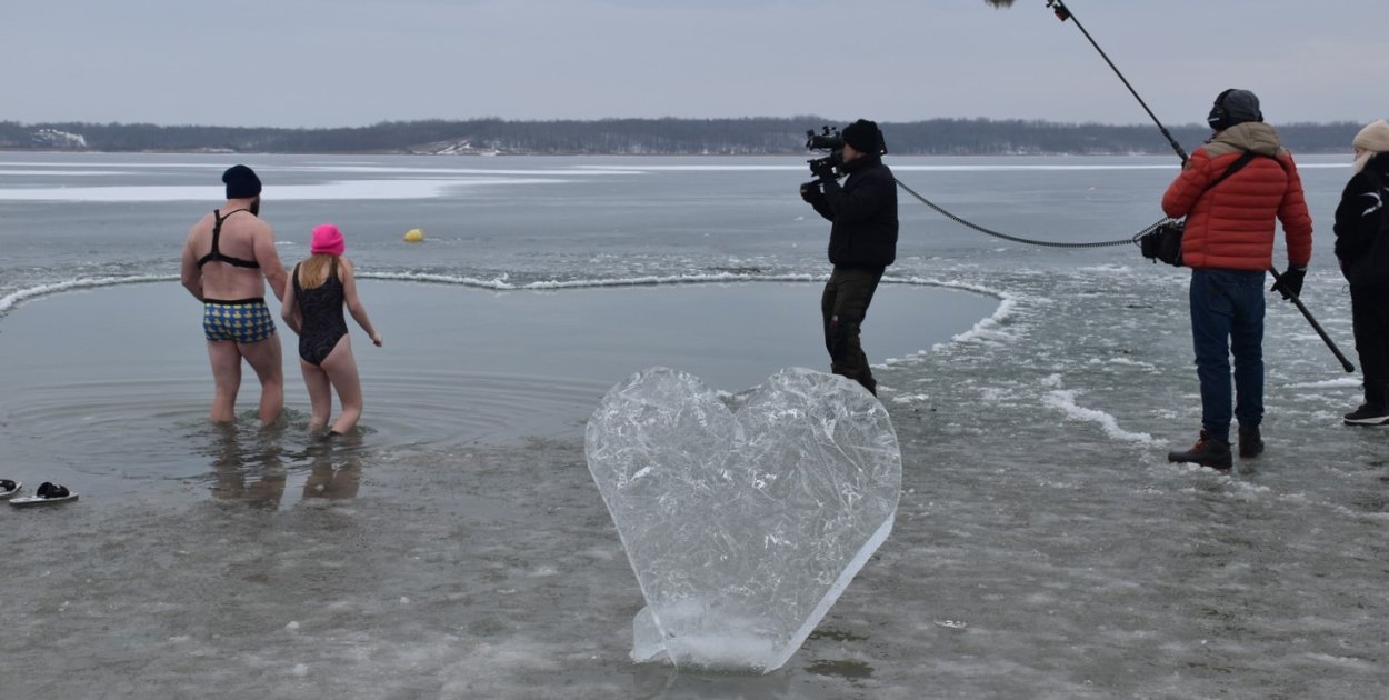 Kamery TVN nad Jeziorem Tarnobrzeskim. Mała mistrzyni i „Ice King” promują zdrowie