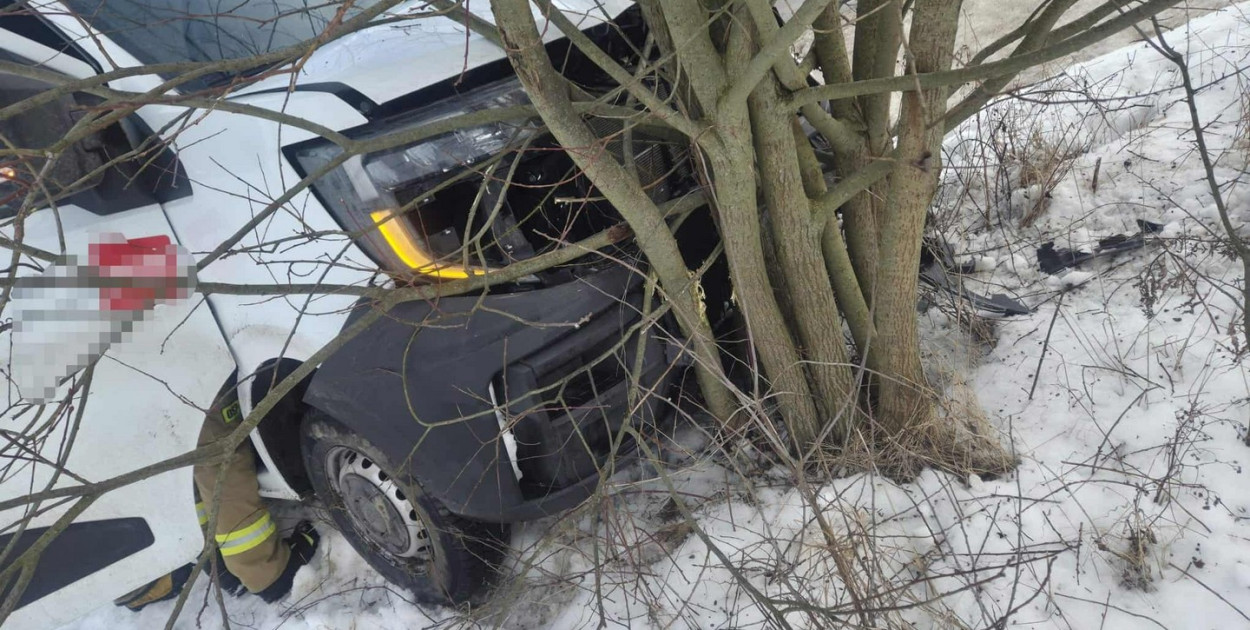 Groźny wypadek na drodze wojewódzkiej. Dwie osoby trafiły do szpitala [ZDJĘCIA]