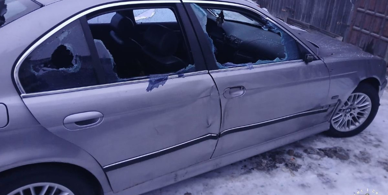 Pięciu młodych mężczyzn zatrzymanych za zniszczenie BMW