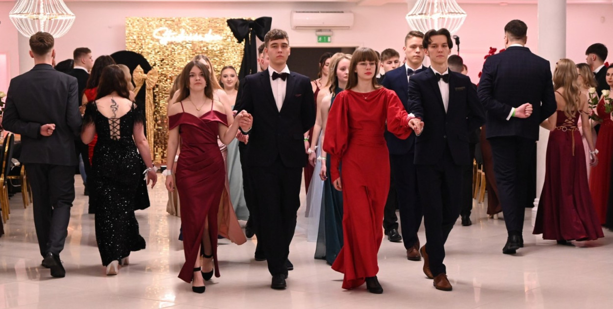 Zatańczyli poloneza po raz 50! Studniówka Zespołu Szkół w Gorzycach [ZDJĘCIA]