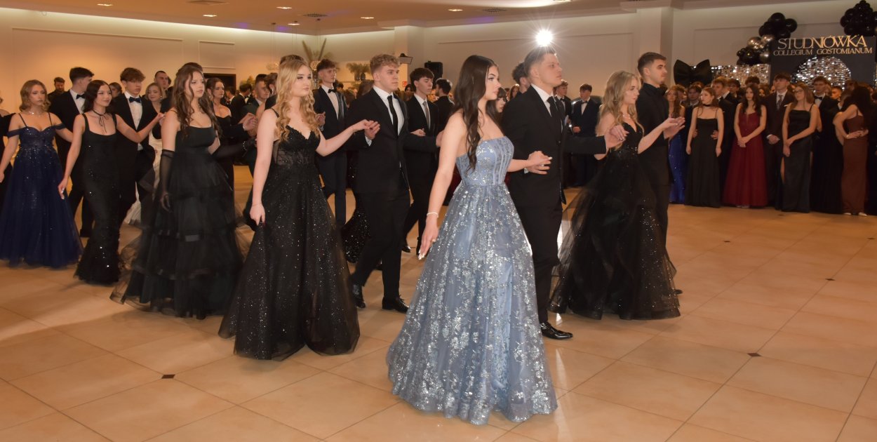 Zatańczyli poloneza na szóstkę. Studniówka Collegium Gostomianum [ZDJĘCIA]