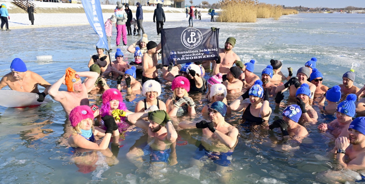 Żołnierze WOT i Body Mors wspólnie zanurzyli się w Jeziorze Tarnobrzeskim