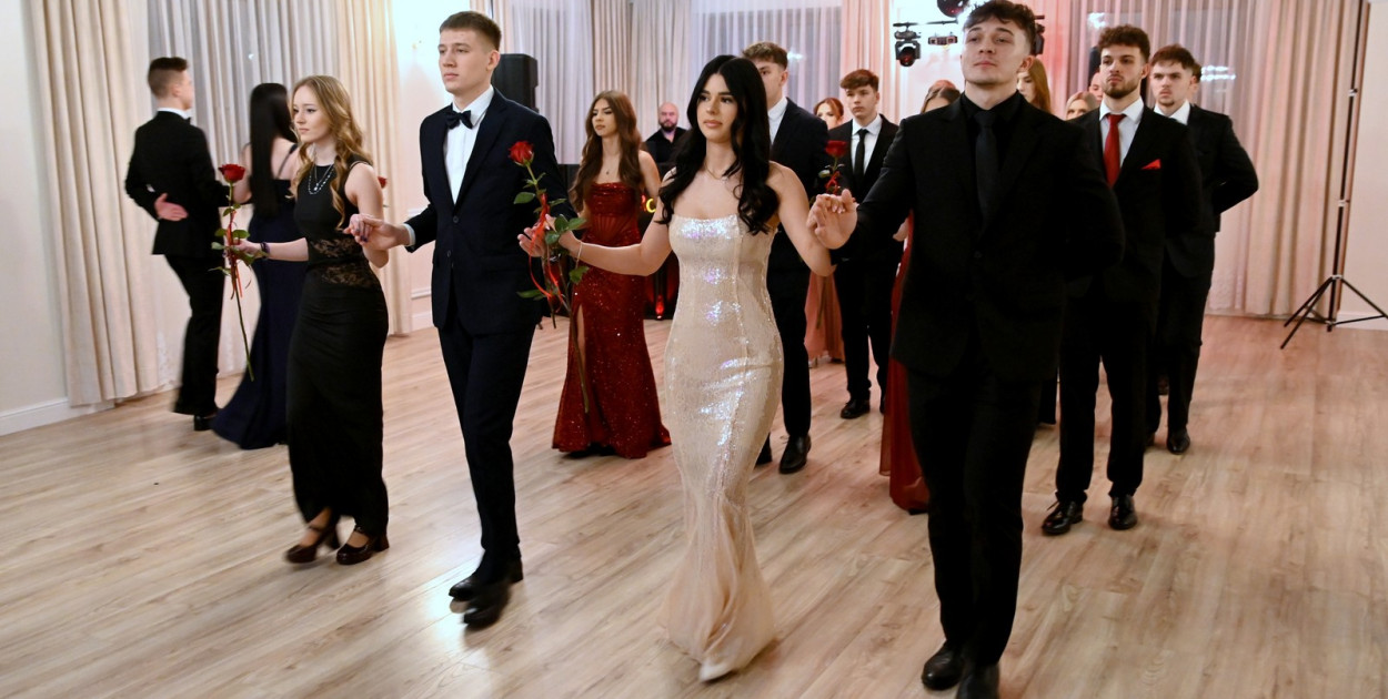 Bal studniówkowy Zespołu Szkół nr 2 w Nowej Dębie