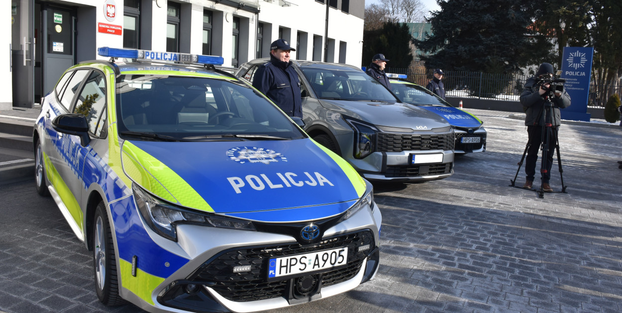 Policja w powiecie sandomierskim z nowymi samochodami [ZDJĘCIA]