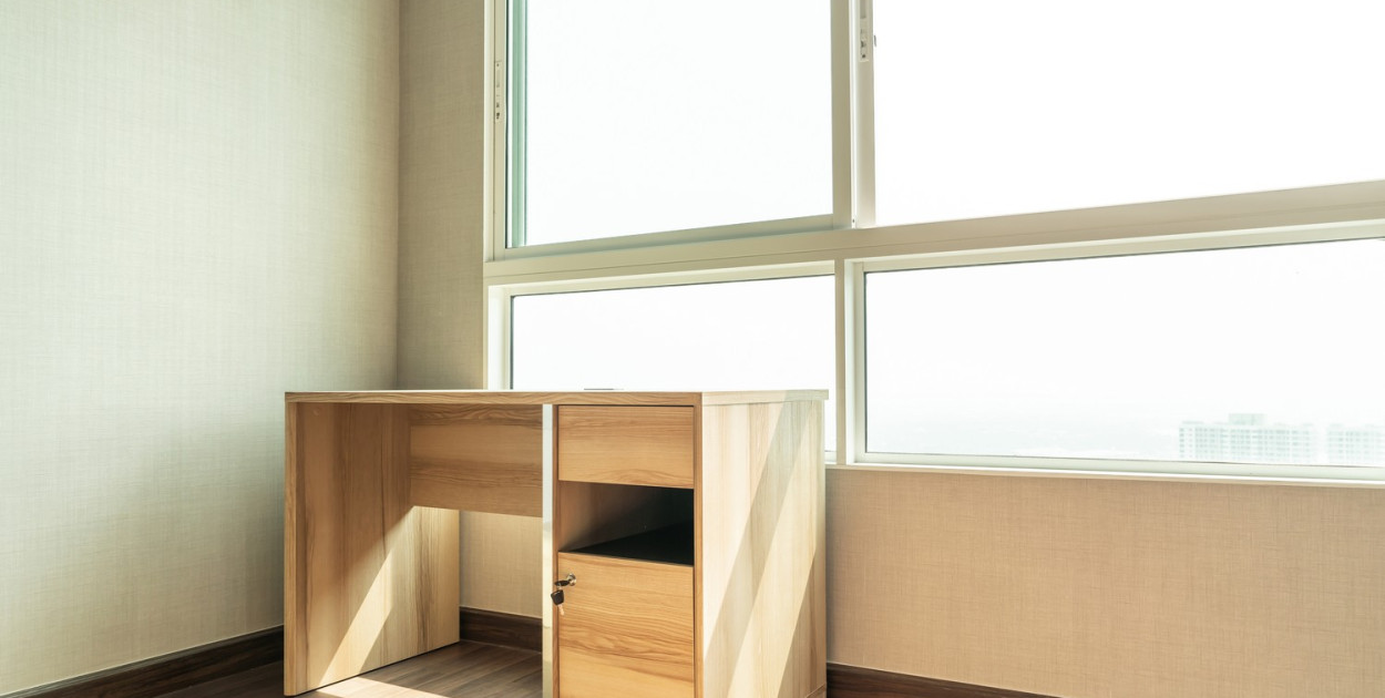 Czym tapicerzy usztywniają tylne ścianki mebli?