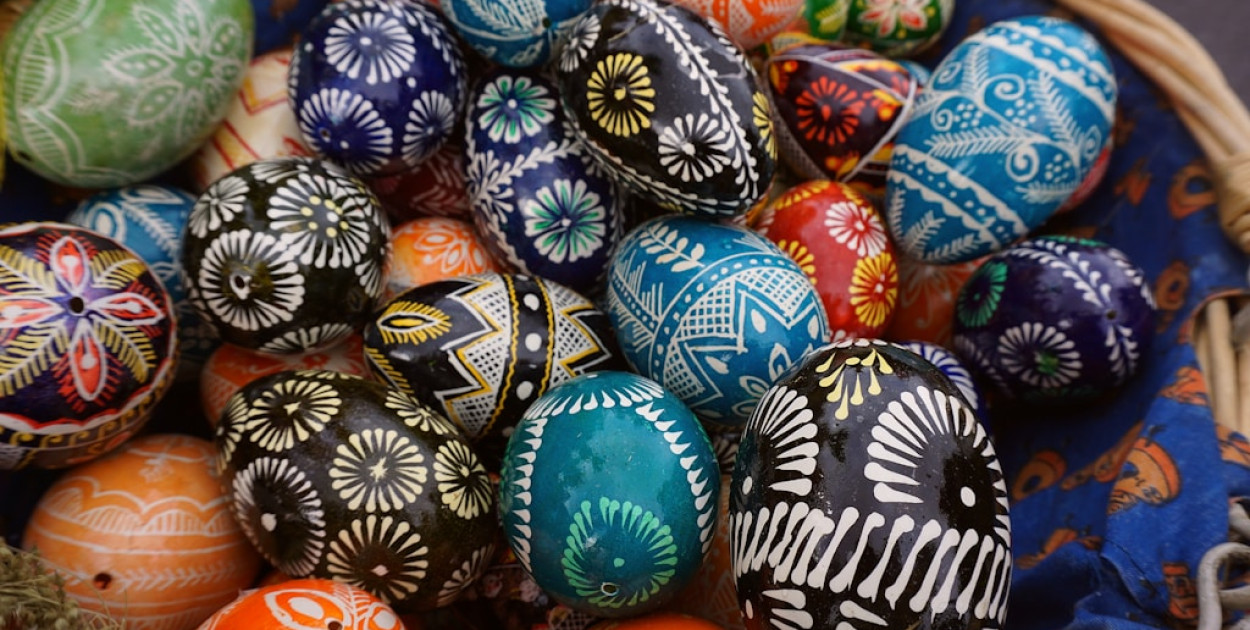 Radosne święta zaczynają się od stołu: Najpiękniejsze wzory obrusów na tegoroczną