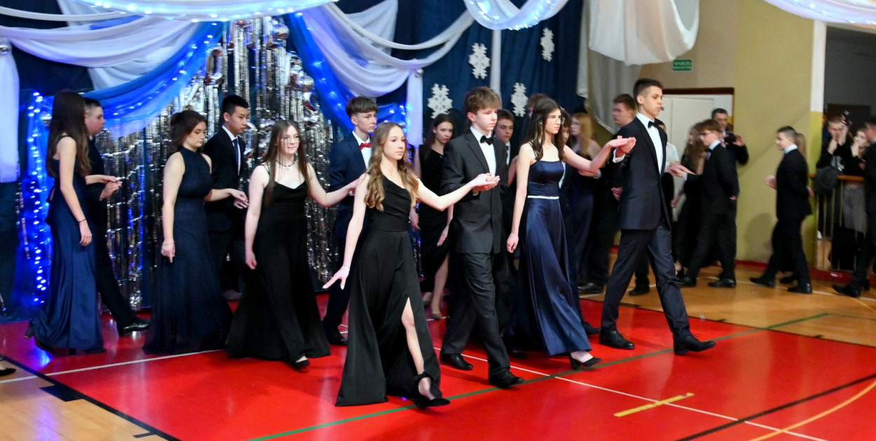 Ósmoklasiści z SP nr 3 w Tarnobrzegu zatańczyli efektownego poloneza na komersie