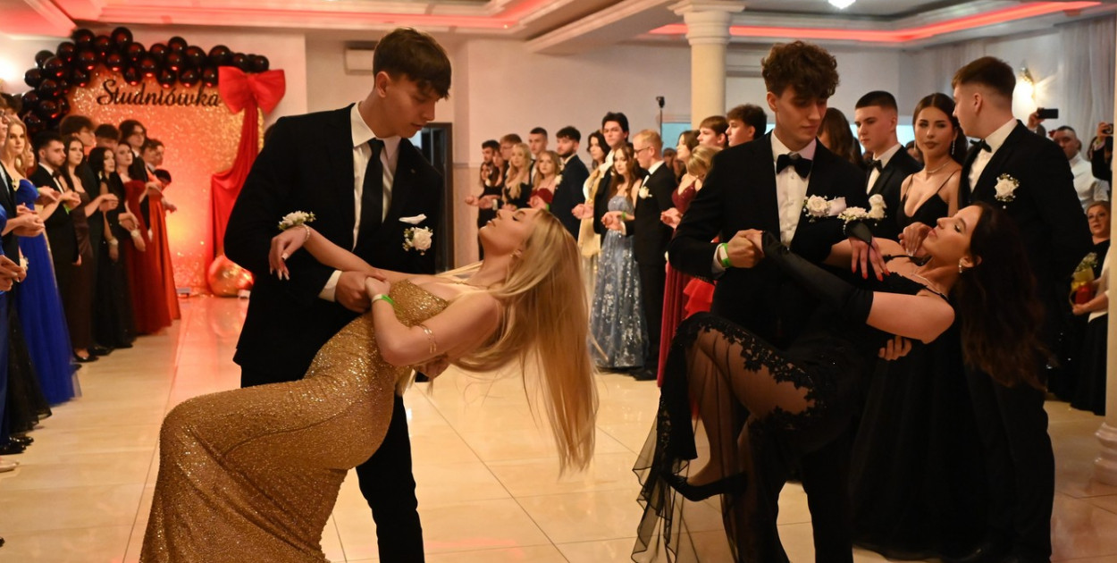 Elegancja i szyk. Widowiskowa studniówka Liceum Ogólnokształcącego w Grębowie