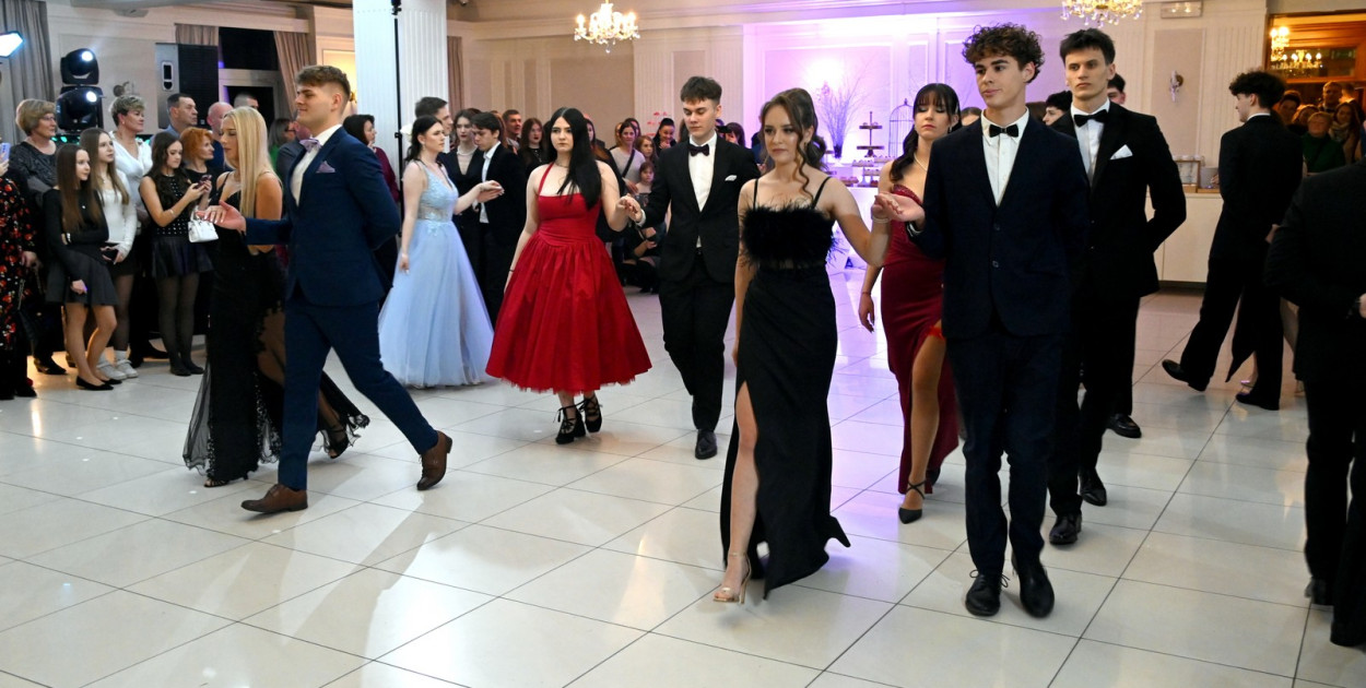 Polonezy, walc i latino na studniówce "Prymasówki" i SMS Siarka Tarnobrzeg